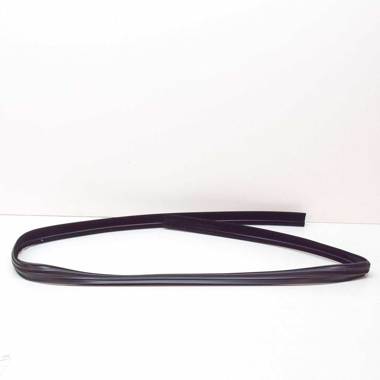 NEW MB E W124 FRONT RIGHT DOOR WINDDOW RUN SEALING A1247250825 ORIGINAL