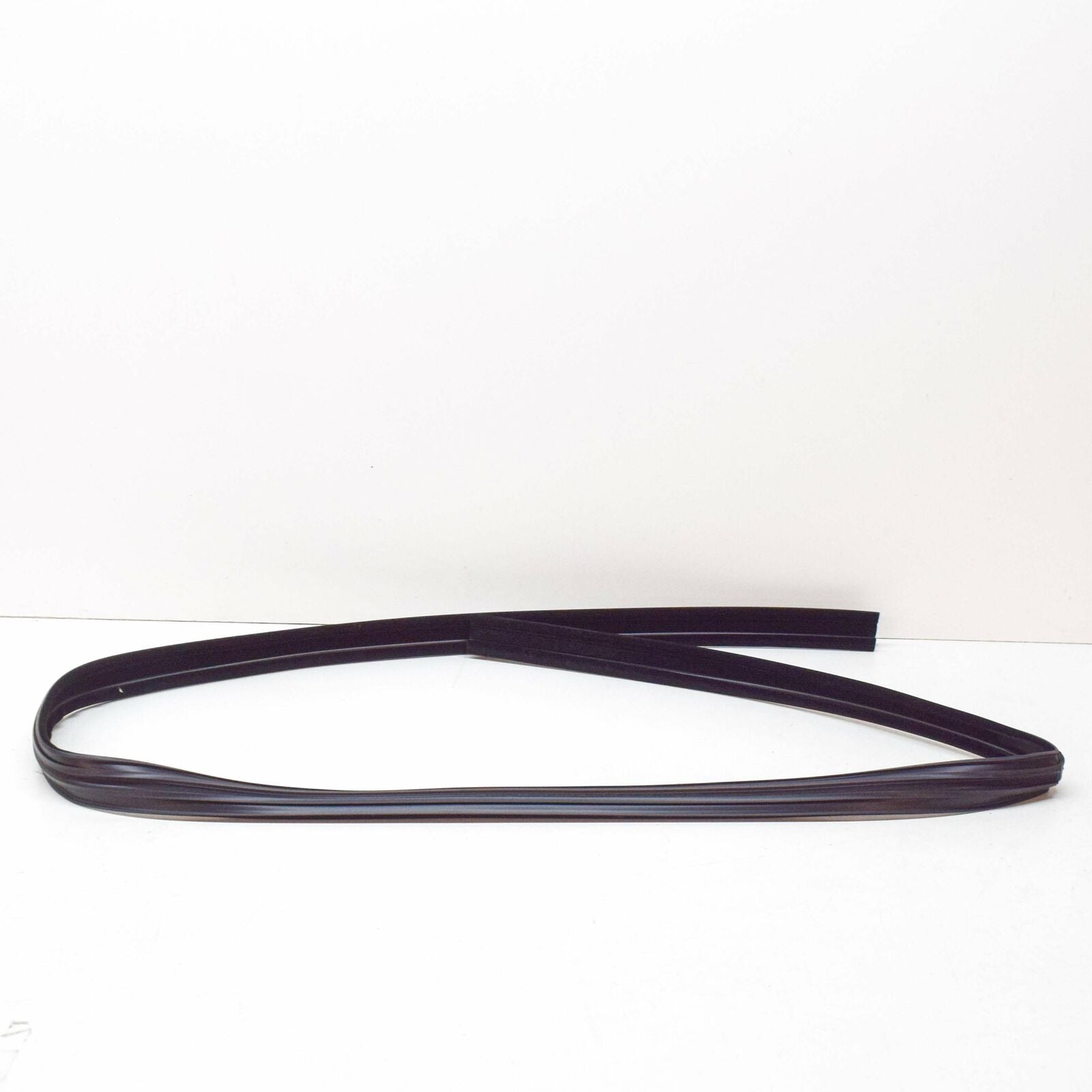 NEW MB E W124 FRONT RIGHT DOOR WINDDOW RUN SEALING A1247250825 ORIGINAL