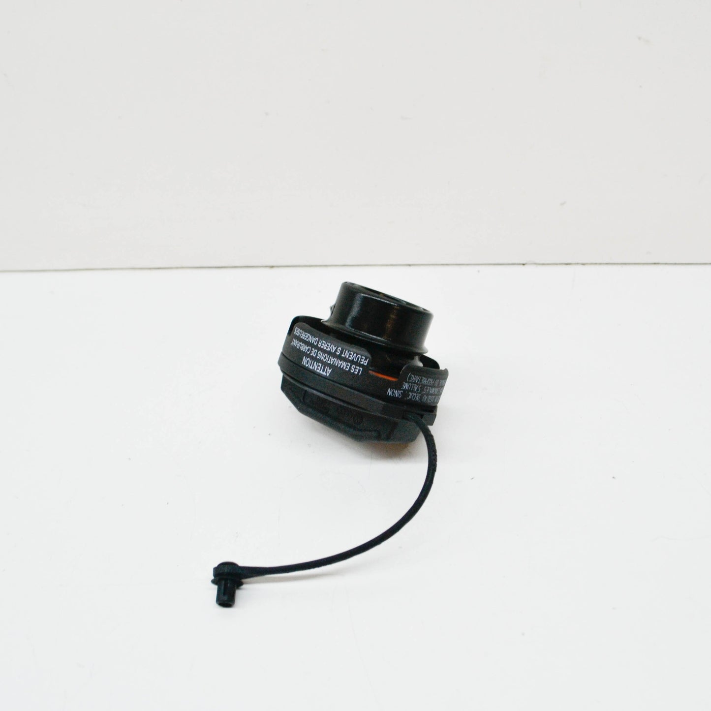 NEW AUDI A8 D3 GAS CAP WITH STRAP 4E0201550B ORIGINAL