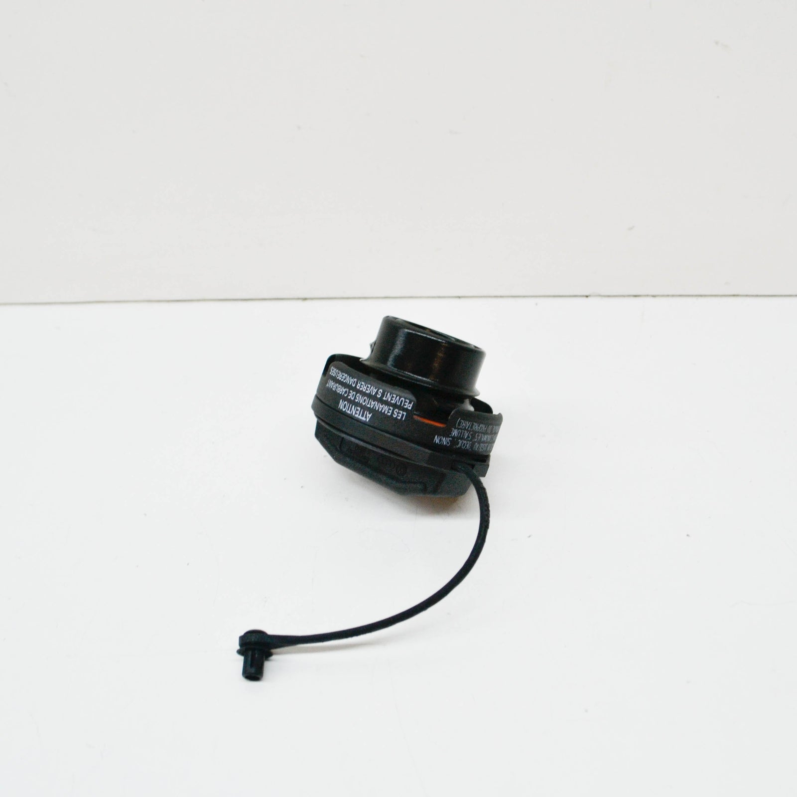 NEW AUDI A8 D3 GAS CAP WITH STRAP 4E0201550B ORIGINAL