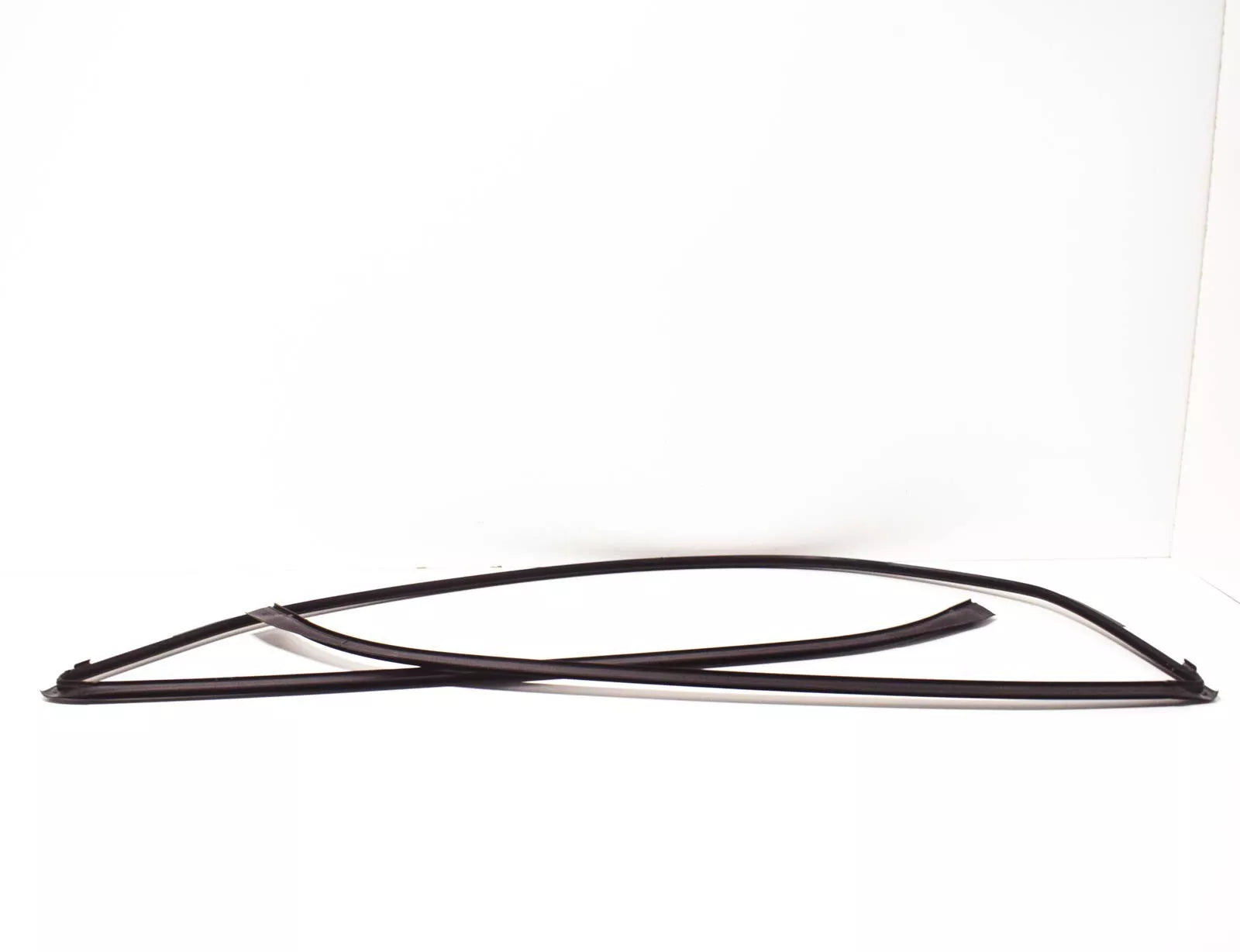 NEW BMW 6 E64 FRONT WINDSHIELD SEAL 51317008911 7008911 ORIGINAL