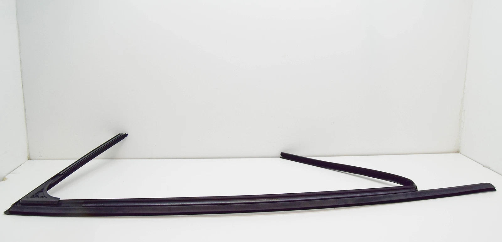 NEW AUDI A3 8P FRONT RIGHT WINDOW GLASS SEAL 8P4837440B ORIGINAL