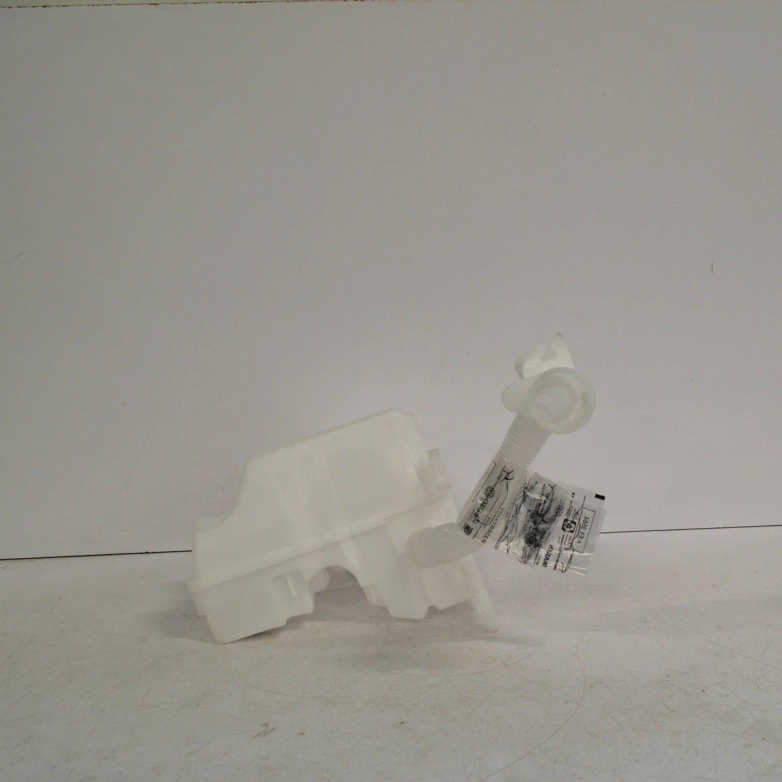 NEW VOLKSWAGEN PASSAT B8 WASHER FLUID RESERVOIR 3Q0955453A ORIGINAL