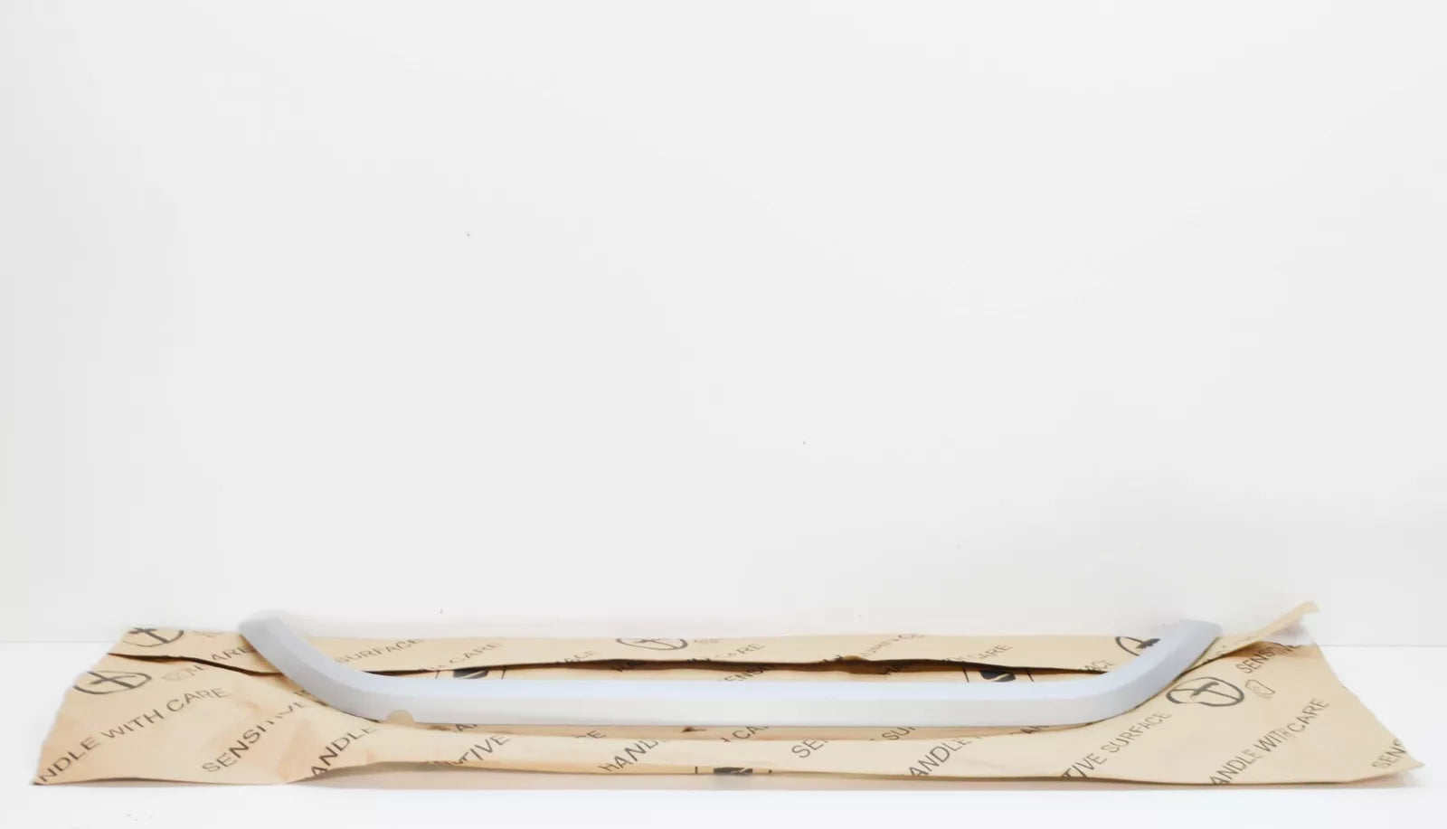 NEW VOLKSWAGEN ID.4 E21 REAR BUMPER CENTER LOWER MOLDING 11A8533332UC ORIGINAL