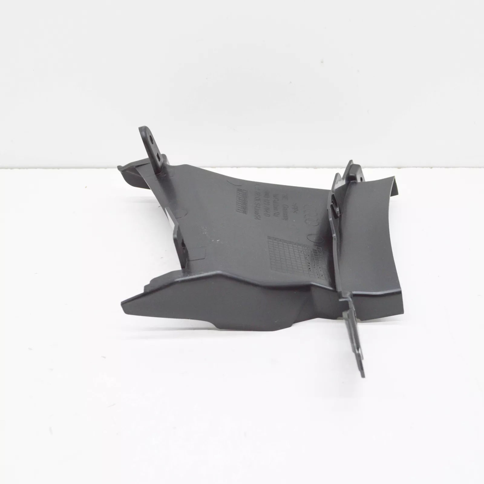 NEW AUDI A4 AVANT B9 RIGHT AIR GUIDE 8W0121764D ORIGINAL