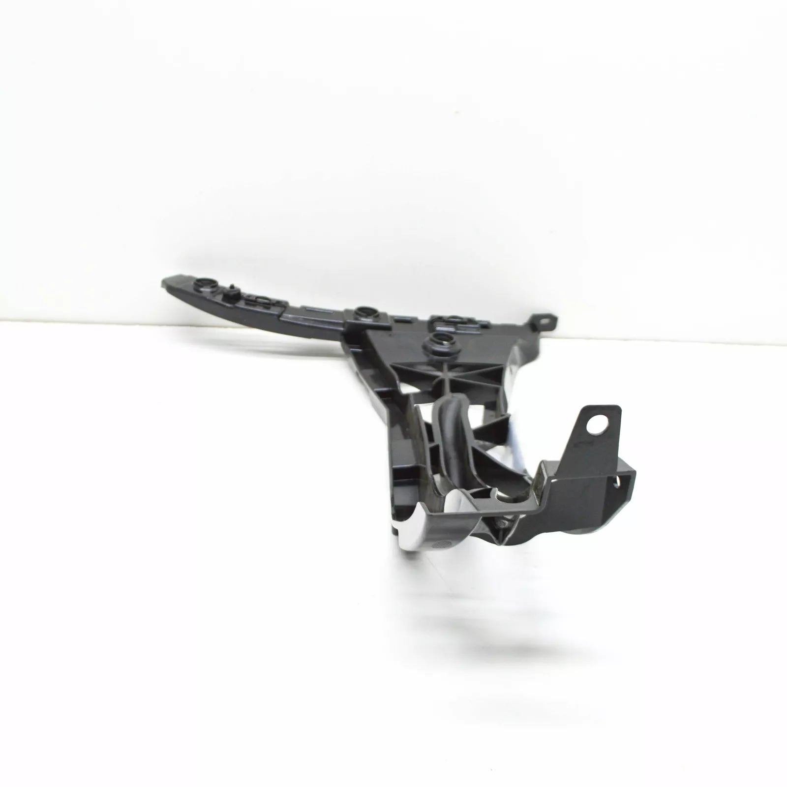 NEW MERCEDES-BENZ C W205 REAR LEFT BUMPER BRACKET A2058800530