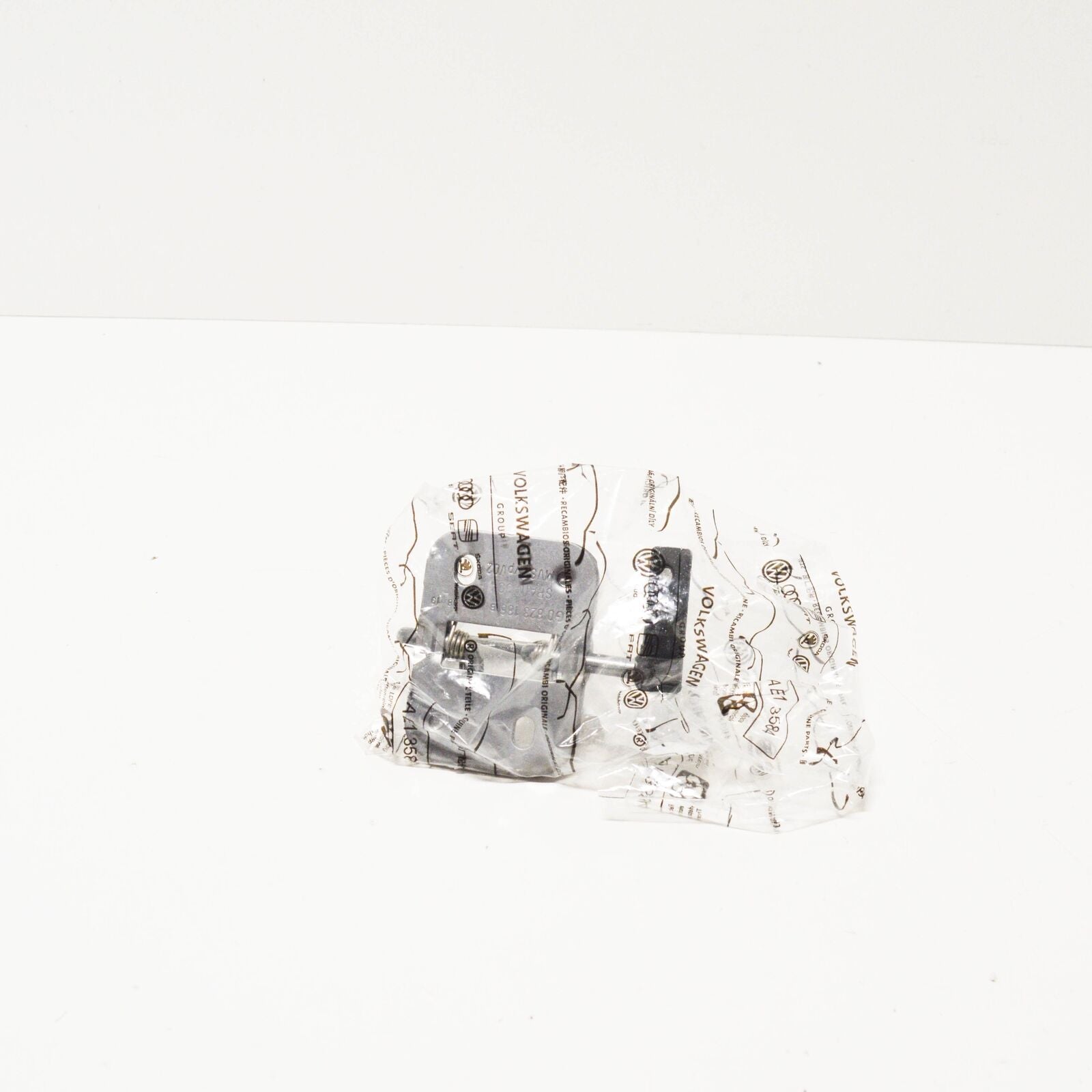 NEW VOLKSWAGEN PASSAT B8 CATCH HOOK BONNET STRIKER 3G0823186B ORIGINAL