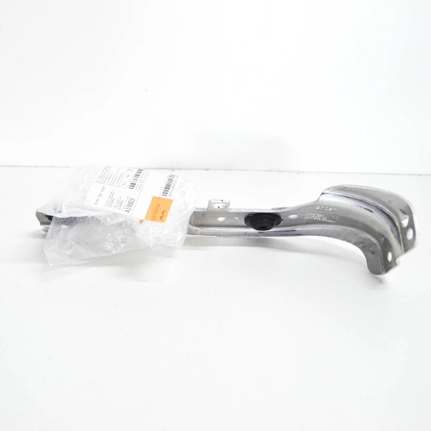 NEW BMW 7 G11 RADIATOR LOWER LEFT BRACKET 51647357221 7357221 2016 ORIGINAL