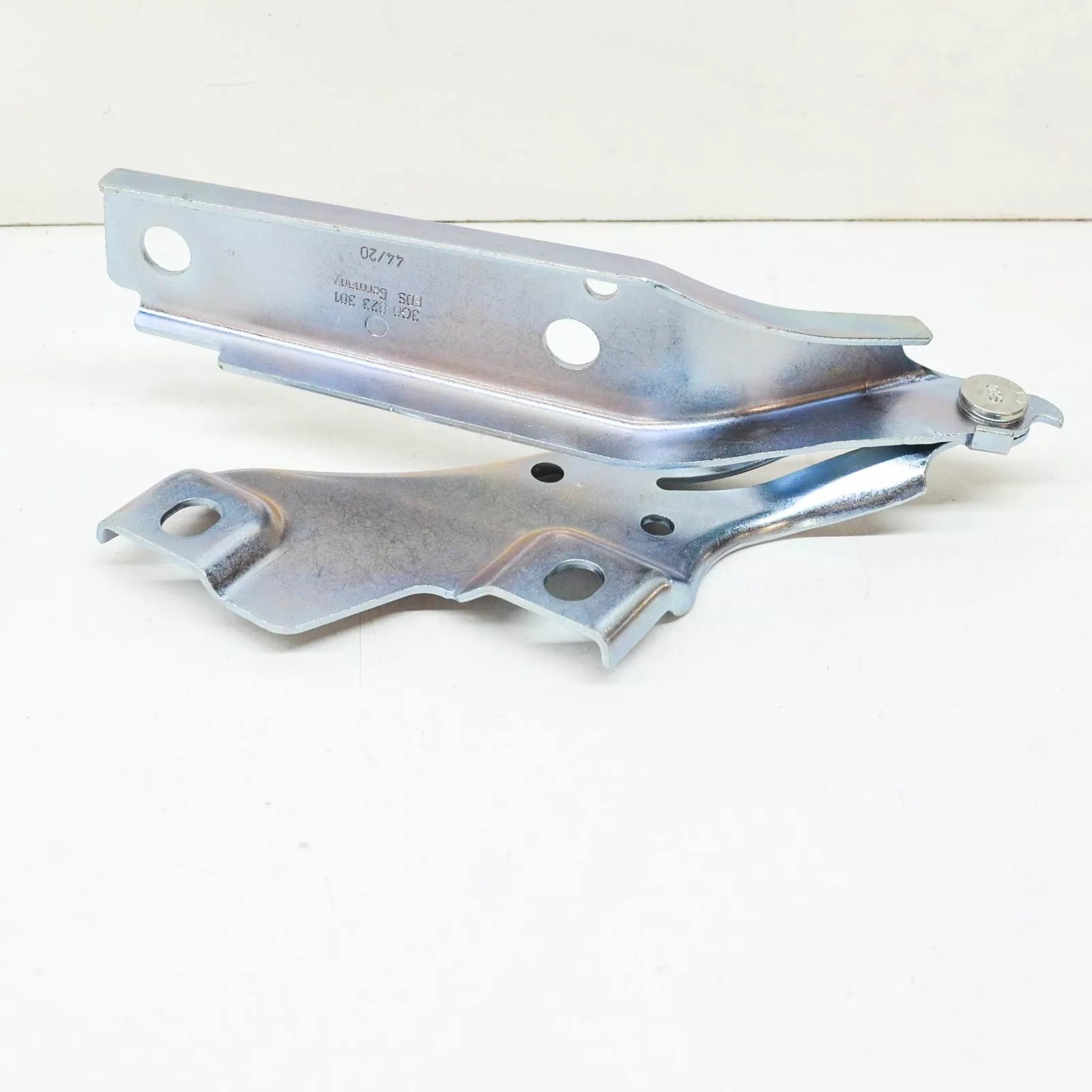 NEW VW PASSAT ALLTRACK B8 FRONT BONNET HOOD LEFT HINGE 3G0823301