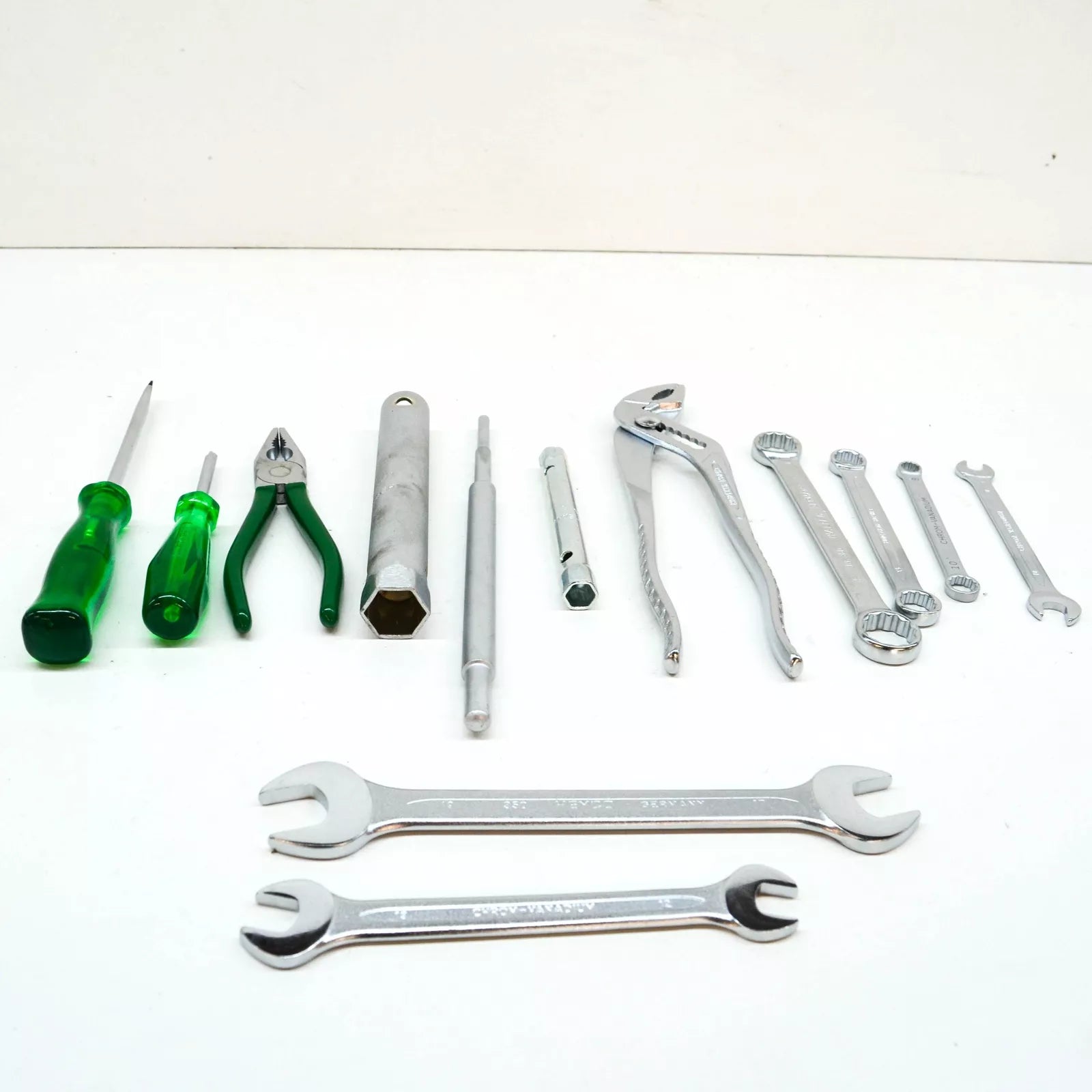 NEW BMW 3 E30 TOOL KIT 71111115329 1115329