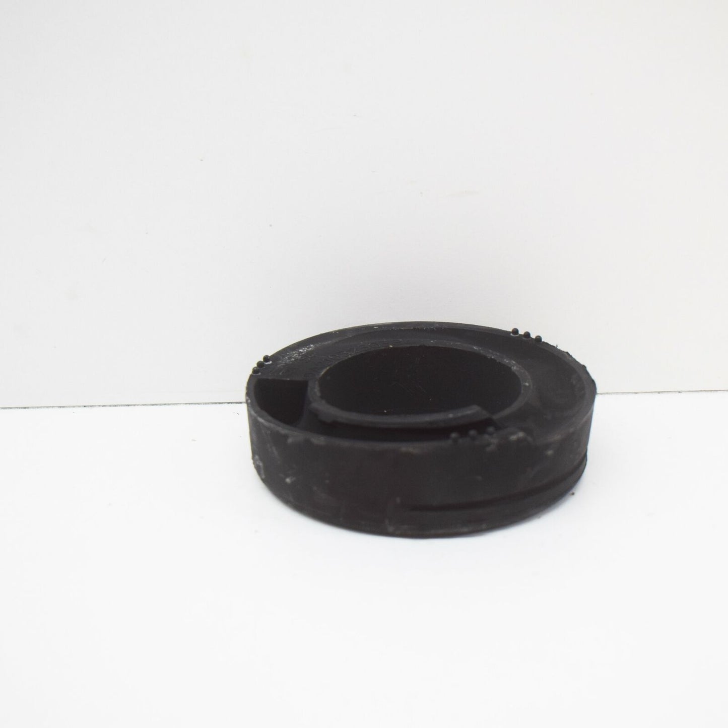 NEW MERCEDES-BENZ C-CLASS W204 COIL SPRING UPPER SHIM A2103250384 2010 11108570