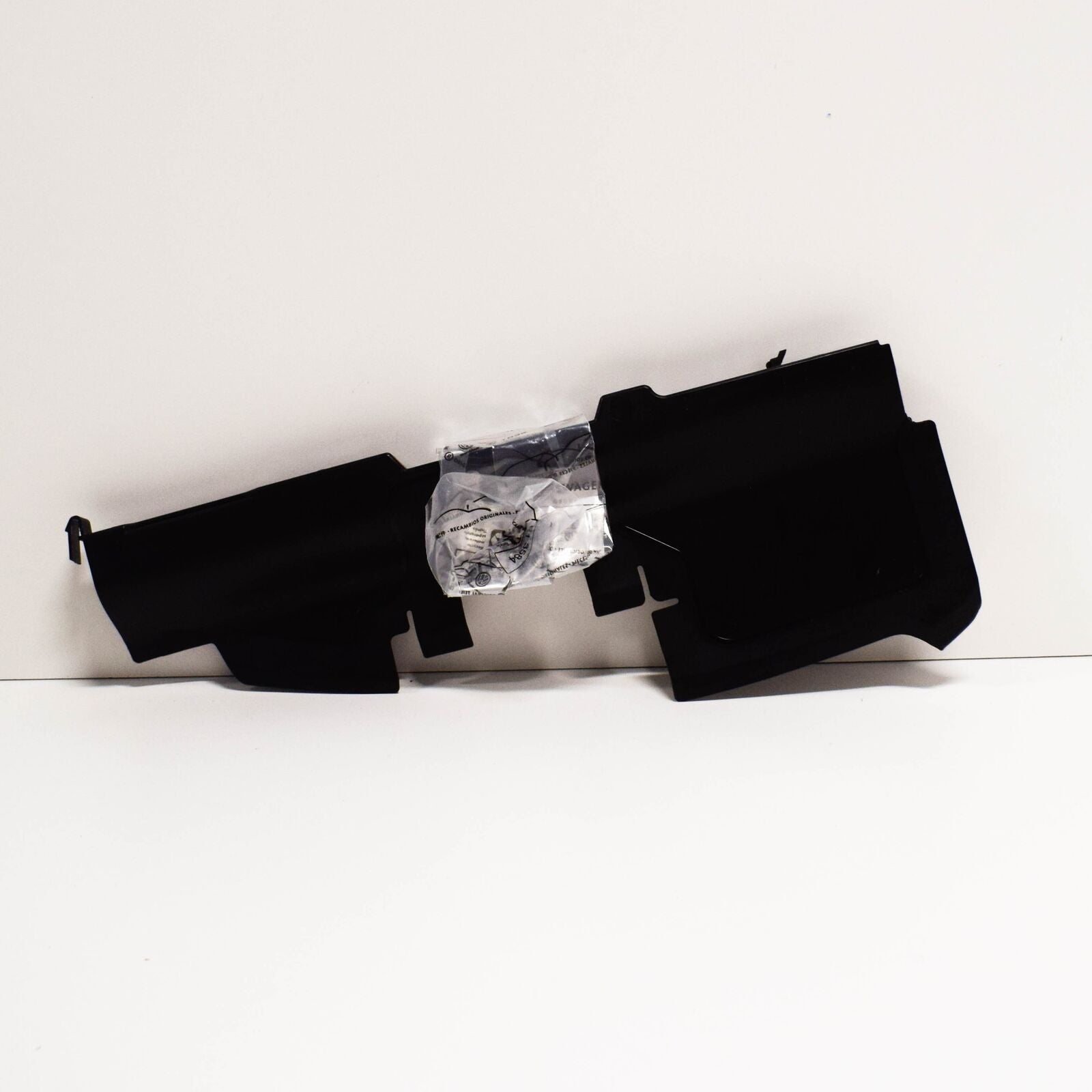 NEW AUDI A3 8P RIGHT AIR GUIDE 8P0121284E ORIGINAL