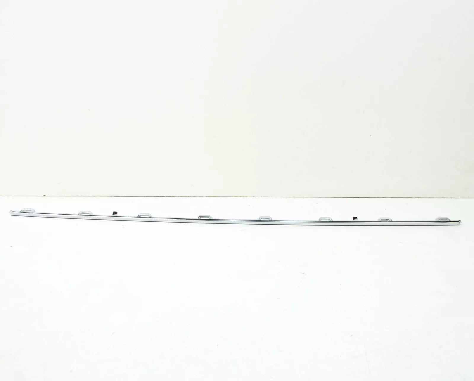 NEW VOLKSWAGEN E-GOLF MK7 REAR BUMPER CENTER MOLDING 5G68533332ZZ ORIGINAL