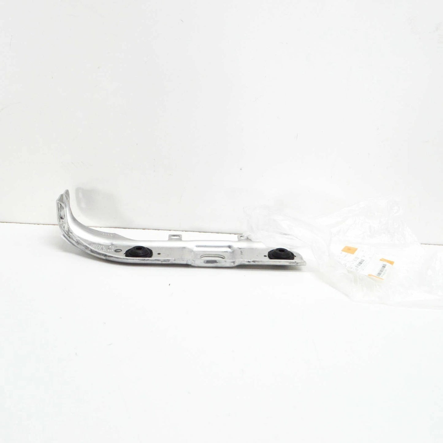 NEW BMW 5 G30 RIGHT LOWER RADIATOR SUPPORT BRACKET 51647357222 ORIGINAL