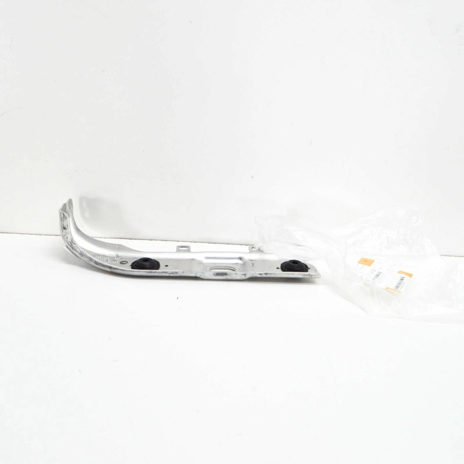 NEW BMW 5 G30 RIGHT LOWER RADIATOR SUPPORT BRACKET 51647357222 ORIGINAL