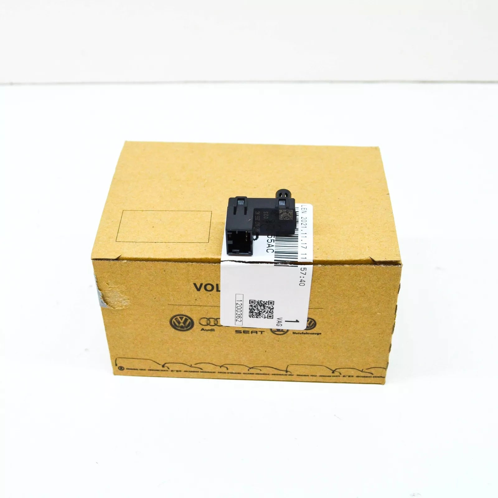 NEW AUDI A4 B9 INTERIOR LED RIGHT COURTESY LIGHT MODULE 8W0947355AC ORIGINAL