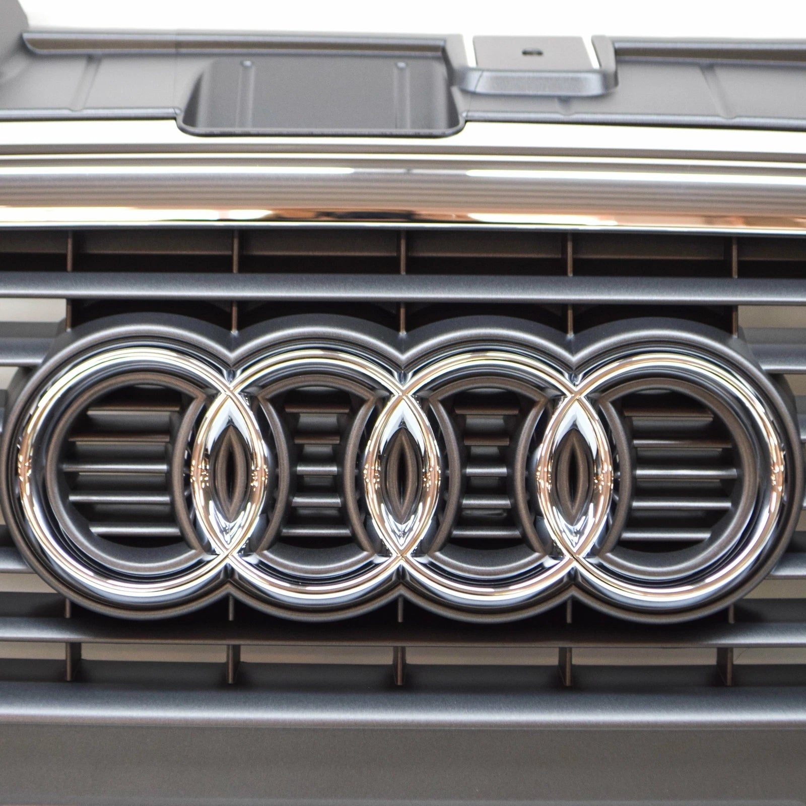 NEW AUDI A4 B7 FRONT BUMPER RADIATOR GRILLE 8E0853651Q1QP