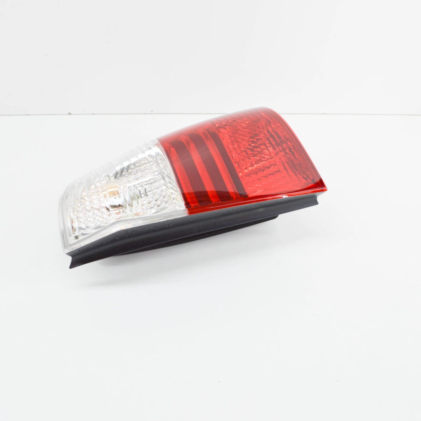 NEW BMW X3 E83 REAR RIGHT TAILLIGHT 7162212 63217162212 ORIGINAL