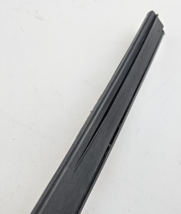 new ford mondeo mk2 front windscreen surround retainer right 1305442 original