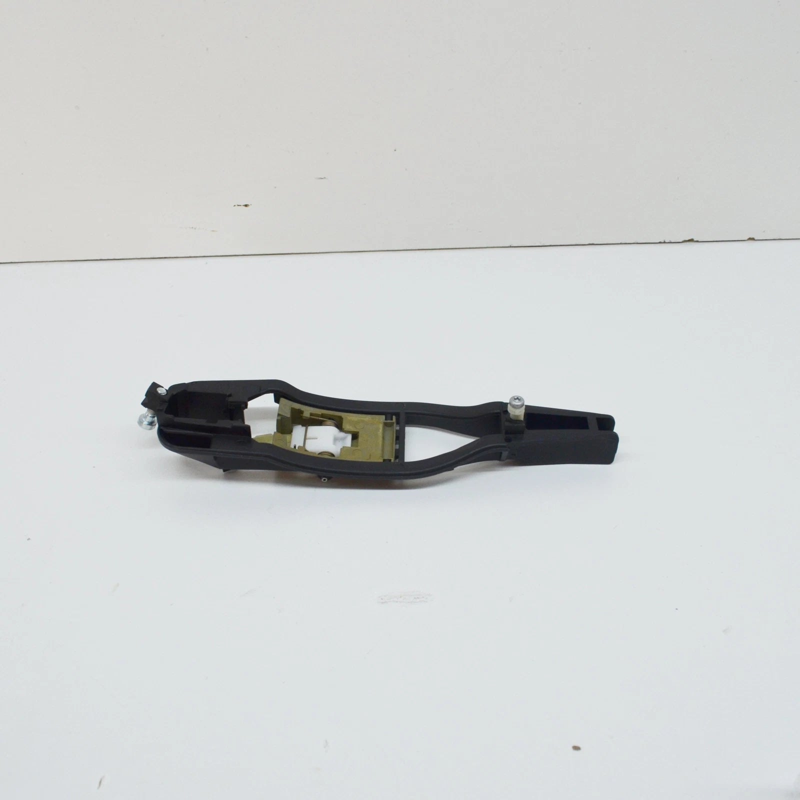 NEW BMW 3 E46 FRONT LEFT OUTSIDE DOOR HANDLE CARRIER 51218216121 8216121