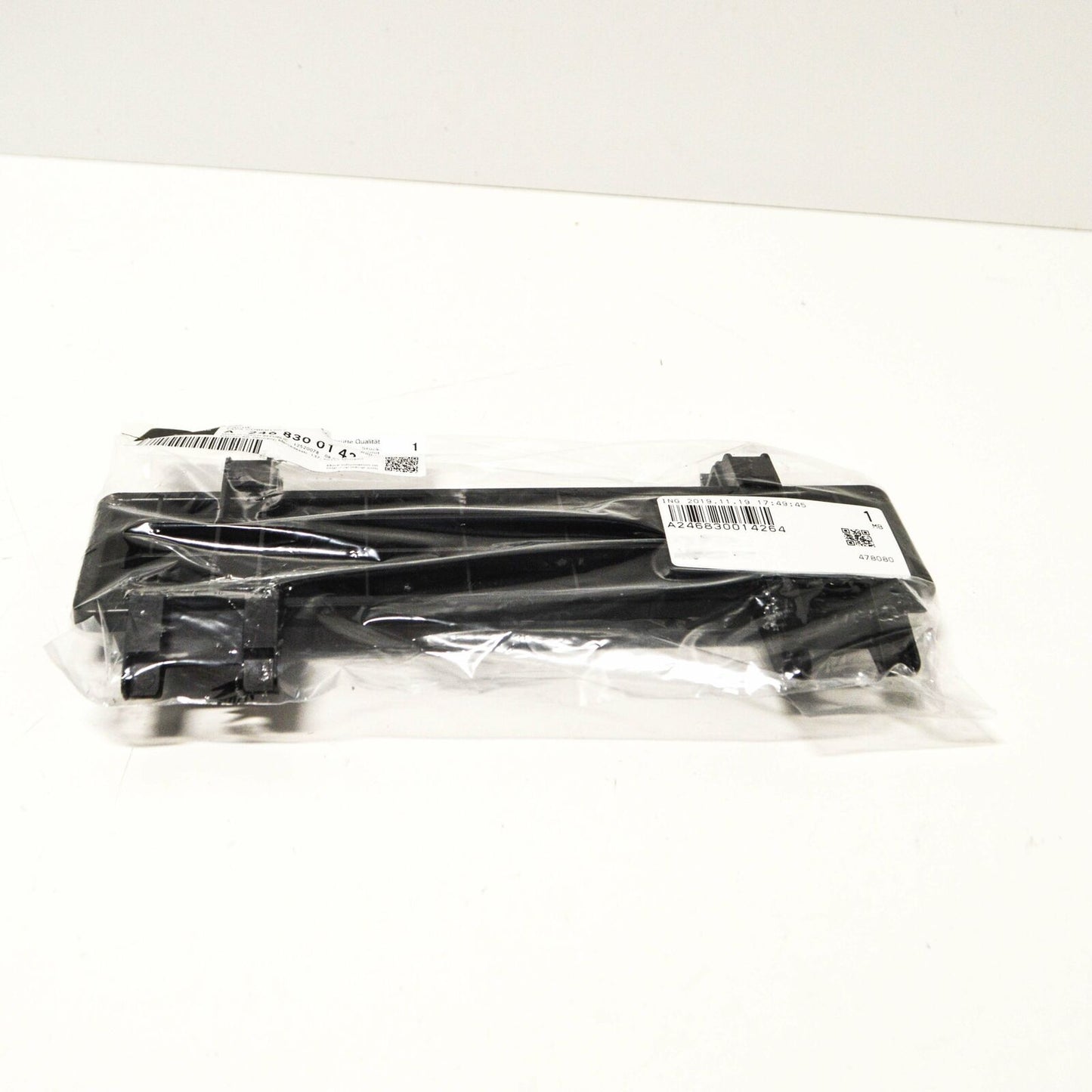 NEW MERCEDES BENZ GLA X156 AIR FILTER COVER CAP A2468300142 ORIGINAL