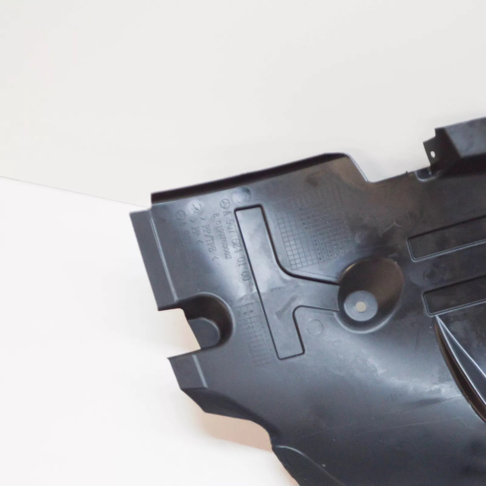 NEW MB SPRINTER 907 FRONT RIGHT WHEEL HOUSE LINER FRONT PART A9076840100