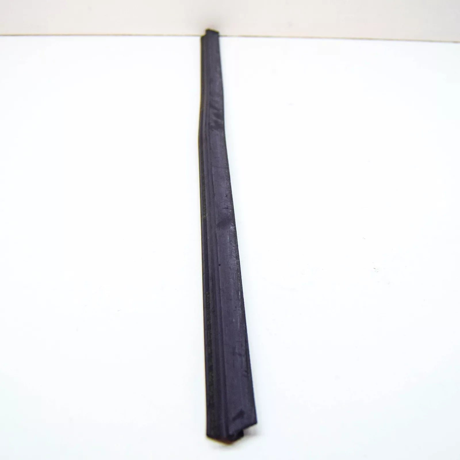 NEW BMW 3 CONVERTIBLE E30 FRONT RIGHT DOOR WEATHERSTRIP 51321924754 ORIGINAL