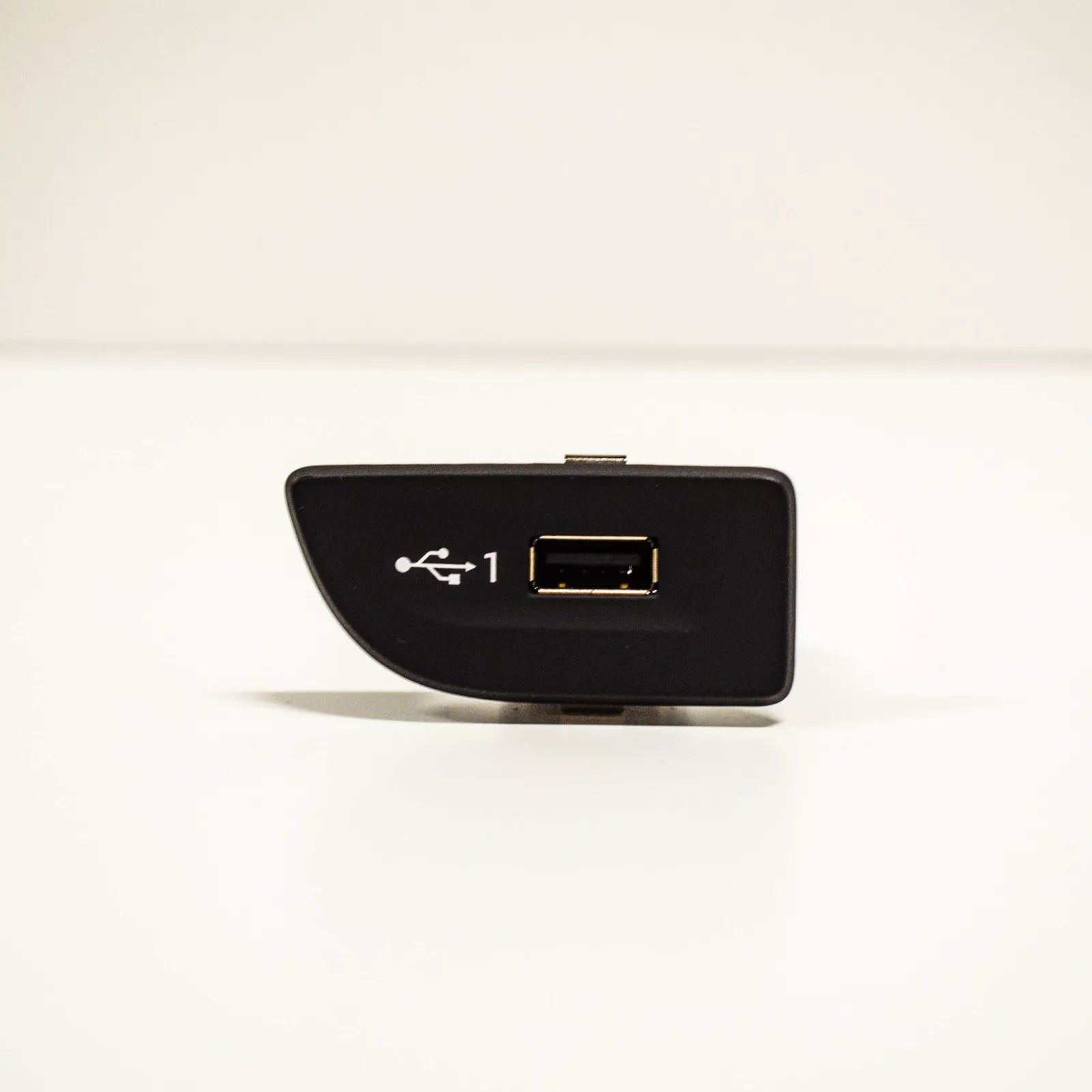 NEW AUDI A3 8V AUDIO AUXILIARY JACK INTERFACE USB PORT LHD 8V1035726