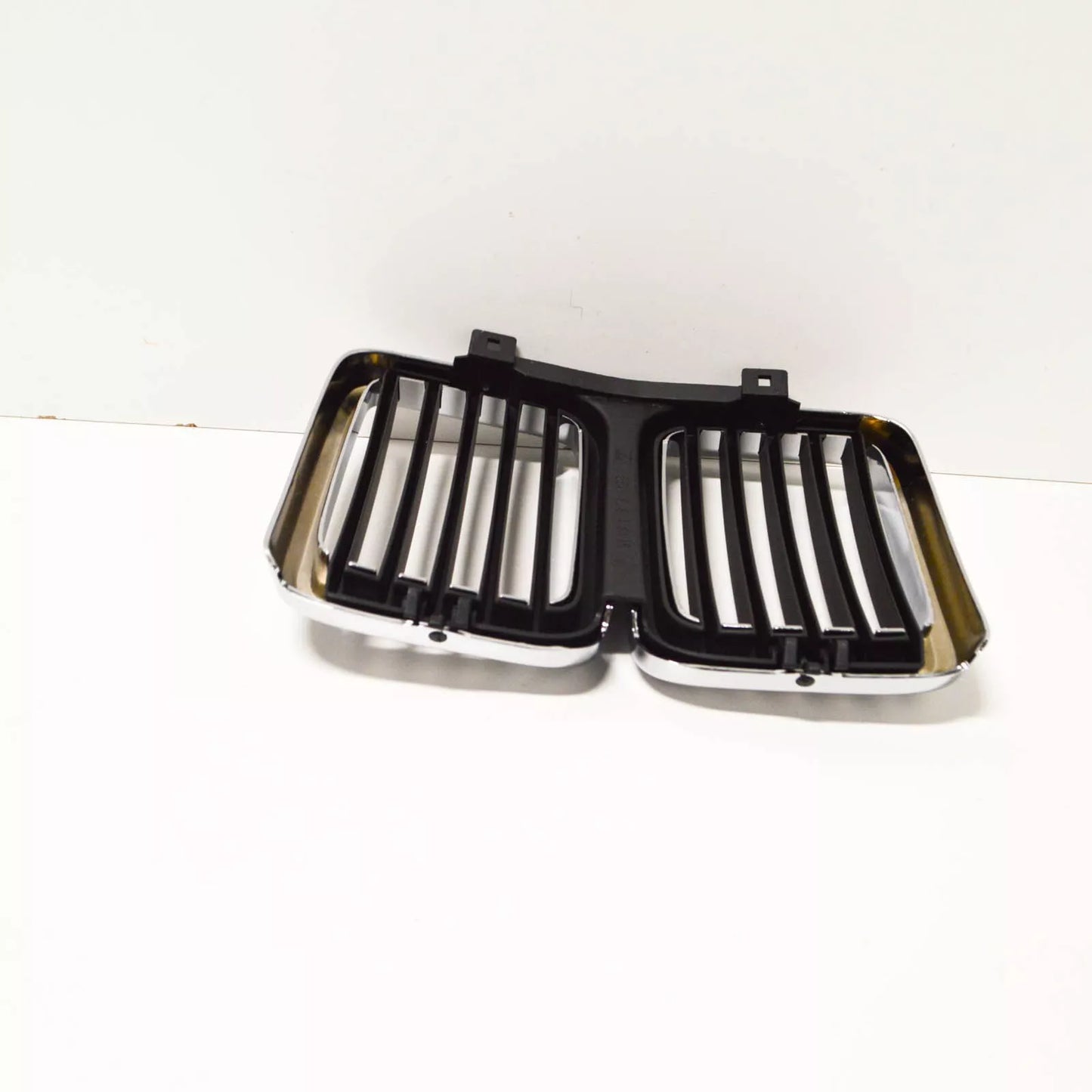 NEW BMW 5 E28 FRONT RADIATOR KIDNEY GRILLE 51131873253 1873253 ORIGINAL