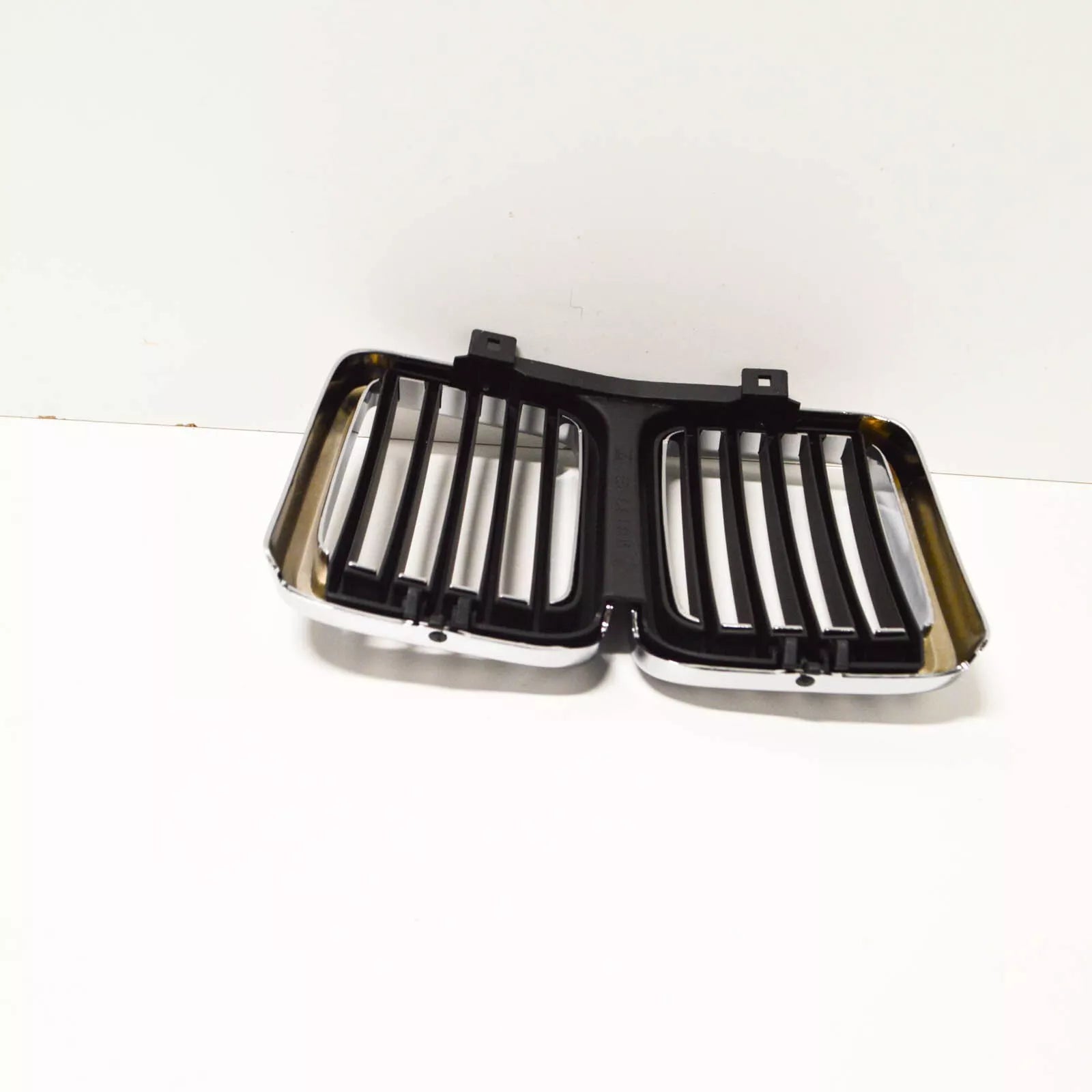 NEW BMW 5 E28 FRONT RADIATOR KIDNEY GRILLE 51131873253 1873253 ORIGINAL
