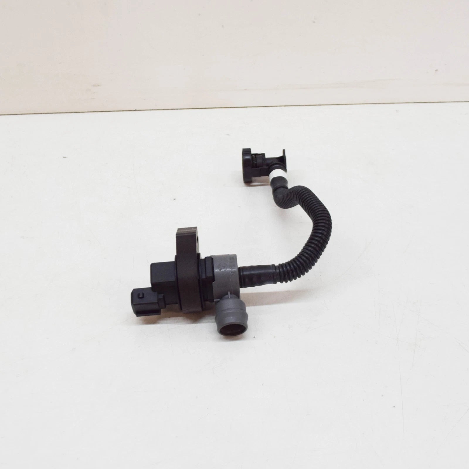 NEW BMW X3 E83 FUEL TANK BREATHER VALVE WITH PIPE 13907618647 7618647 ORIGINAL