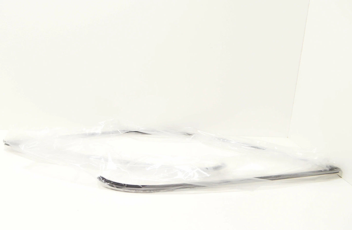 NEW BMW 5 E60 REAR UPPER WINDSCREEN SEAL 51317027916 7027916 ORIGINAL