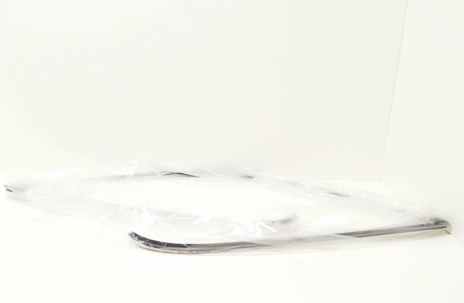 NEW BMW 5 E60 REAR UPPER WINDSCREEN SEAL 51317027916 7027916 ORIGINAL