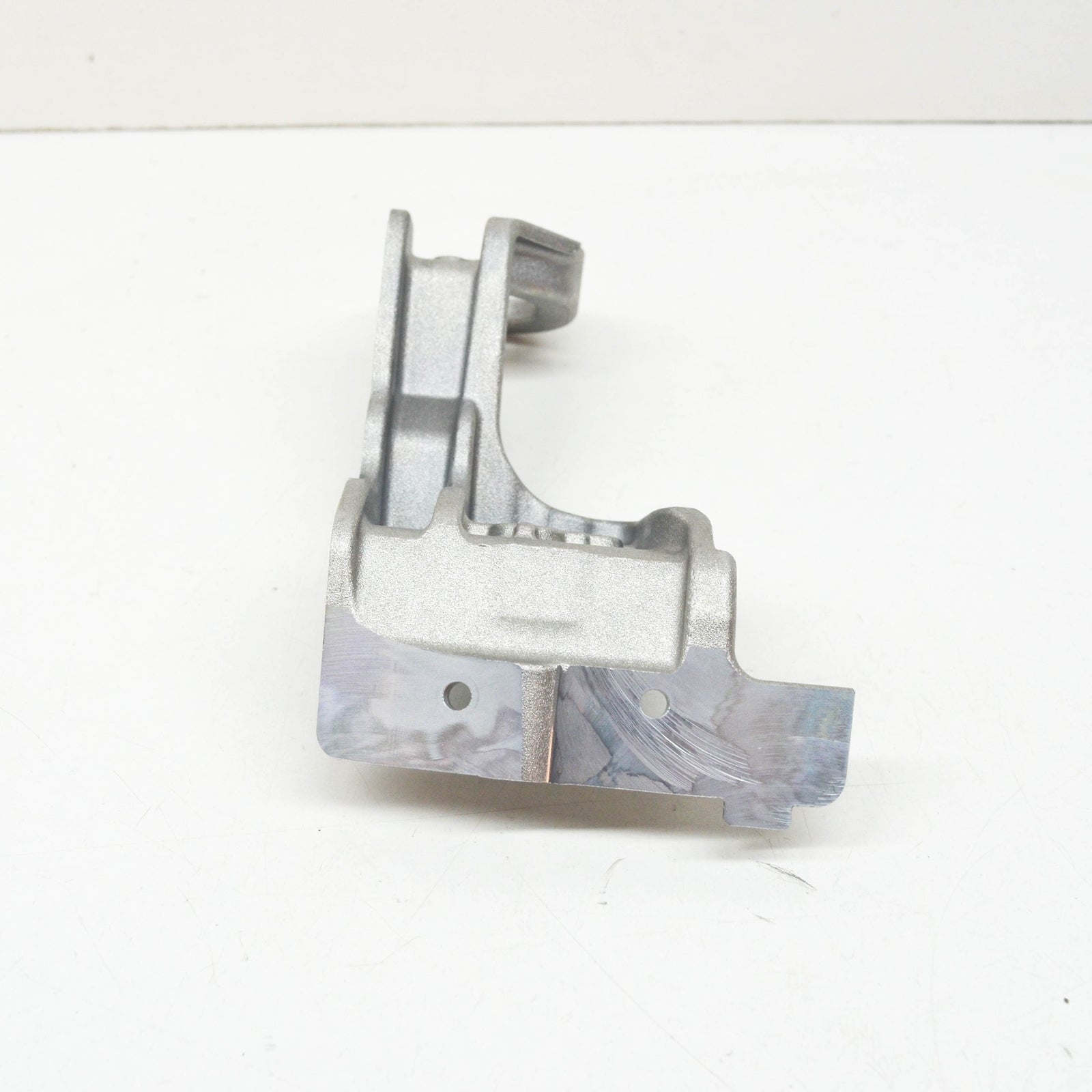 NEW MB E W213 FRONT RIGHT LOWER RADIATOR BRACKET MOUNT A2135052200 ORIGINAL