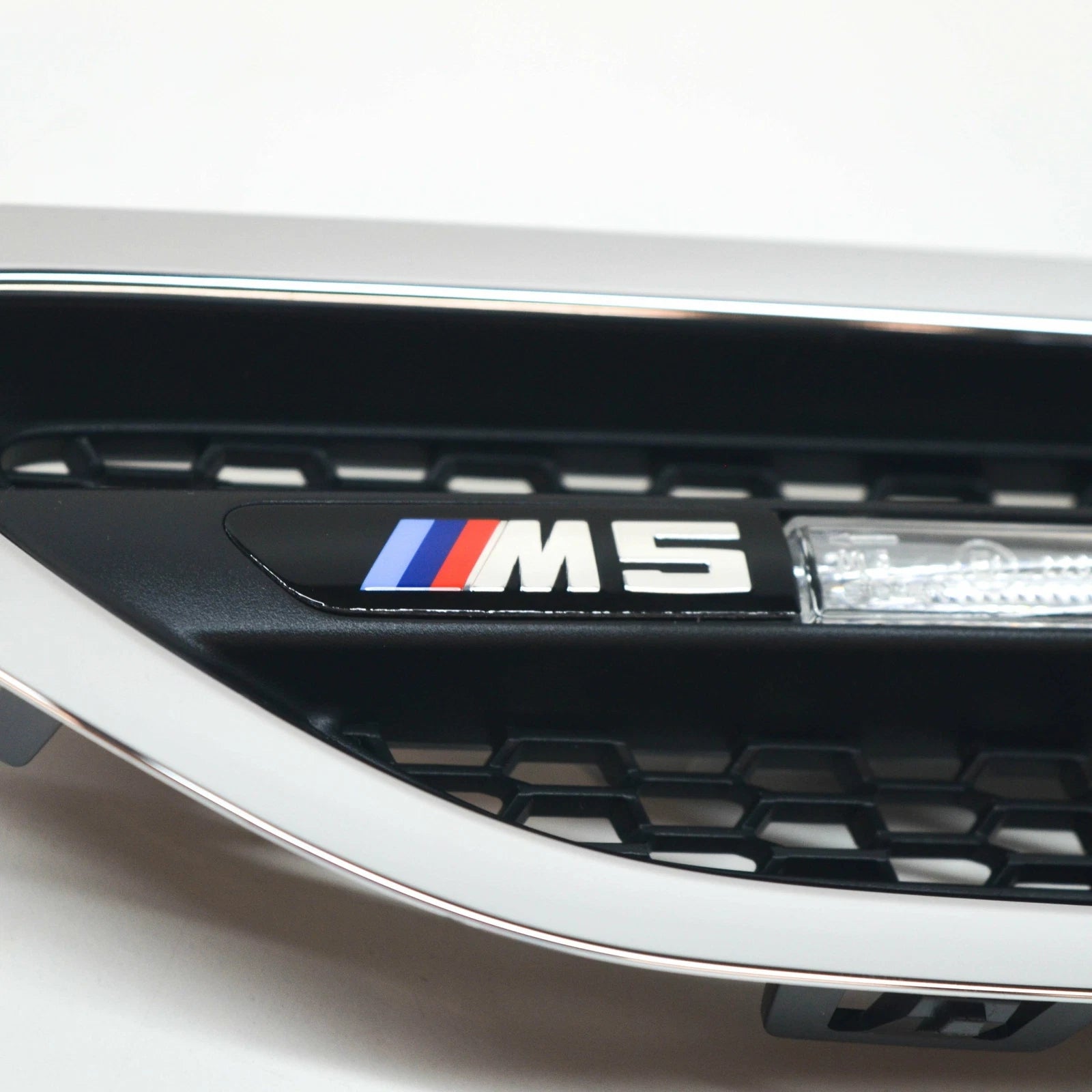 NEW BMW M5 F10 M FRONT LEFT SIDE PANEL GRILLE TRIM REPEATER 51134805797 OEM