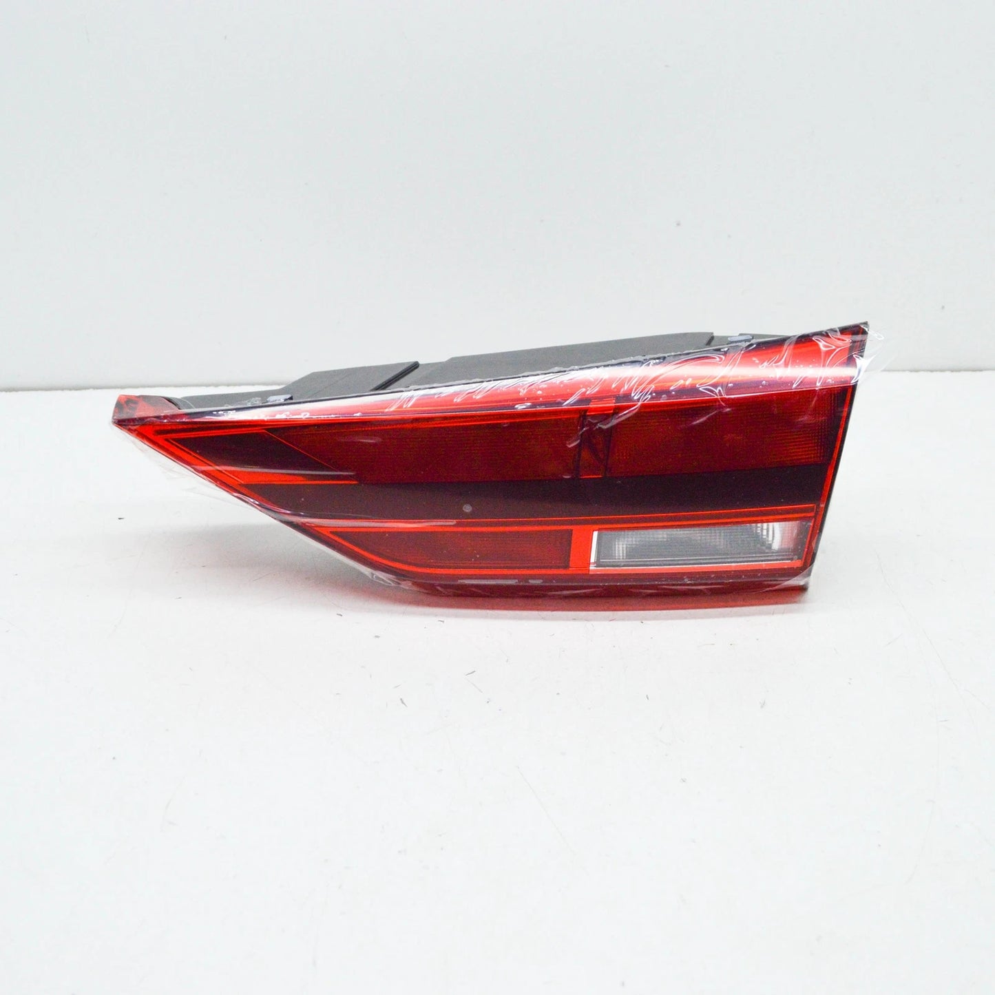 NEW AUDI Q3 F3 SPORTBACK RIGHT SIDE TRUNK BOOTLID TAILLIGHT 83A945076