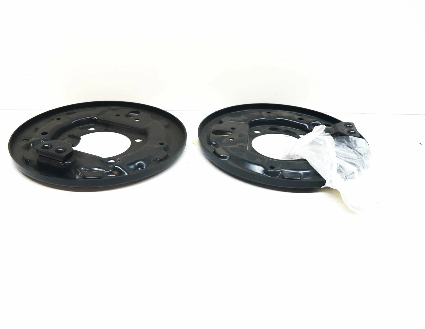 NEW BMW 3 E30 REAR LEFT A RIGHT DRUM CALIPER CARRIER PLATES 34211153871 ORIGINAL