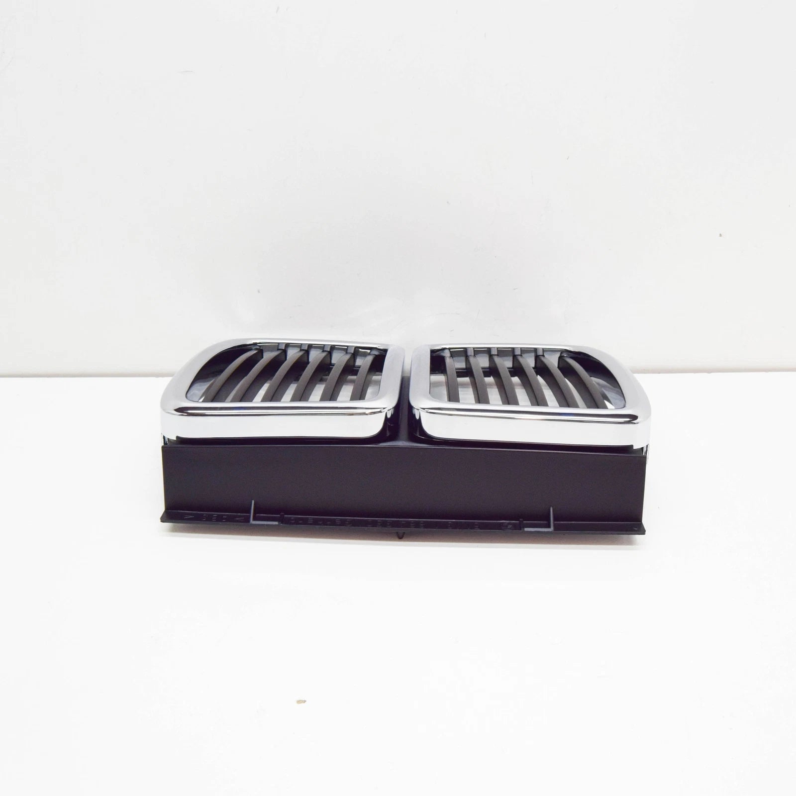 NEW BMW 3 E30 FRONT BUMPER CENTER GRILLE 51131884350 ORIGINAL