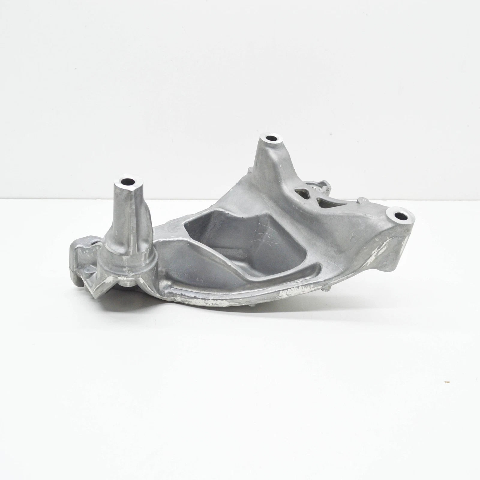 NEW VOLKSWAGEN CRAFTER FURGON SY ENGINE BRACKET RIGHT SIDE 04L199207G