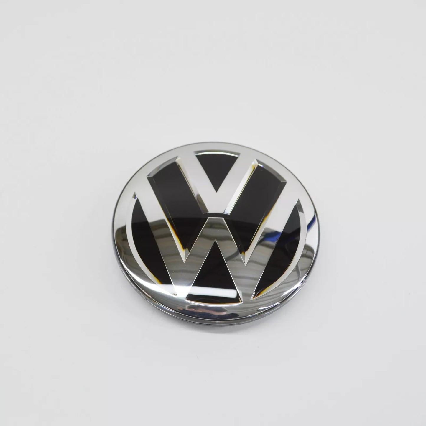 NEW VW PASSAT B8 3G RADIATOR GRILLE LOGO EMBLEM 3G0853601DJZA ORIGINAL