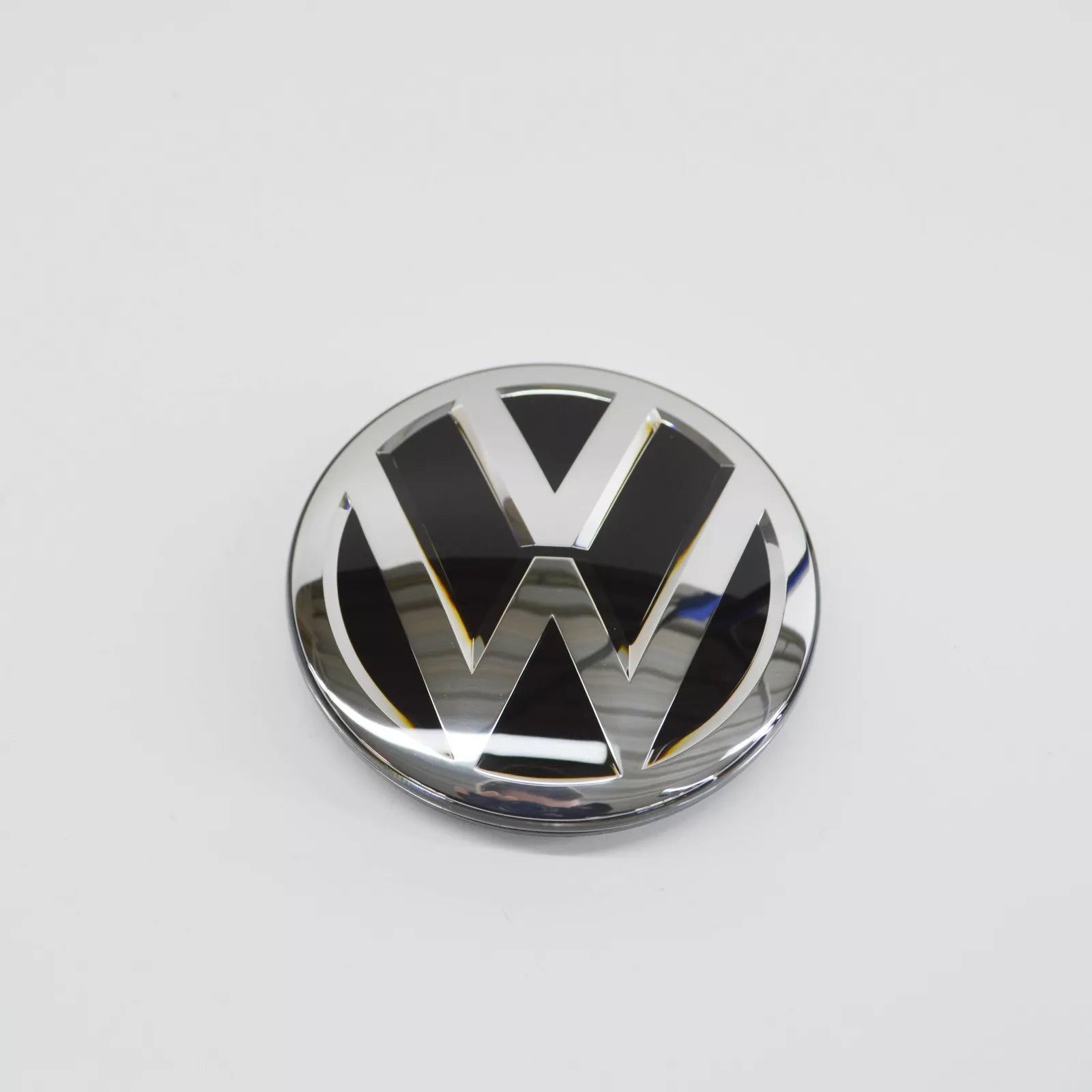 NEW VW PASSAT B8 3G RADIATOR GRILLE LOGO EMBLEM 3G0853601DJZA ORIGINAL
