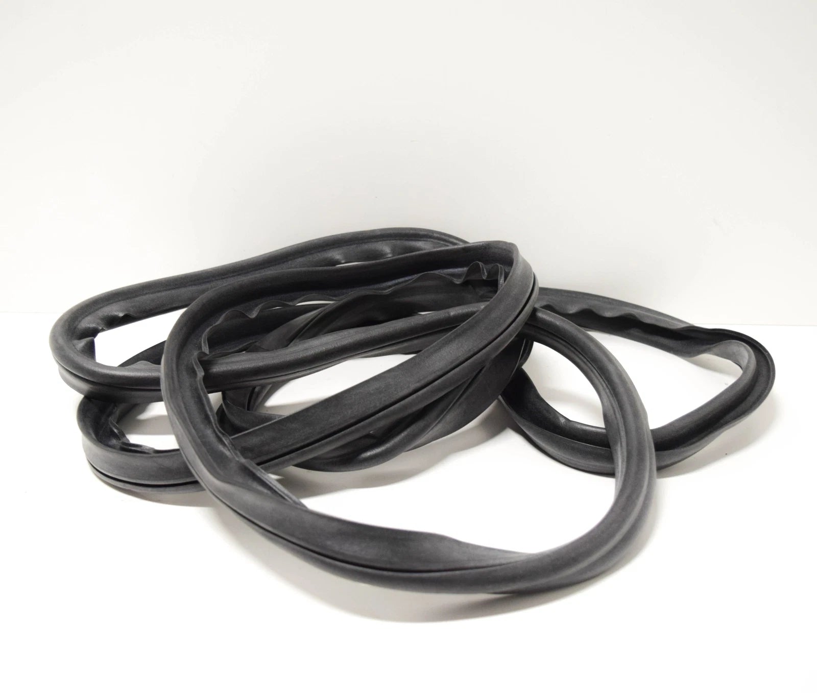 NEW BMW 1502 REAR TAILGATE BOOD LID GASKET SEAL 51715476161 ORIGINAL