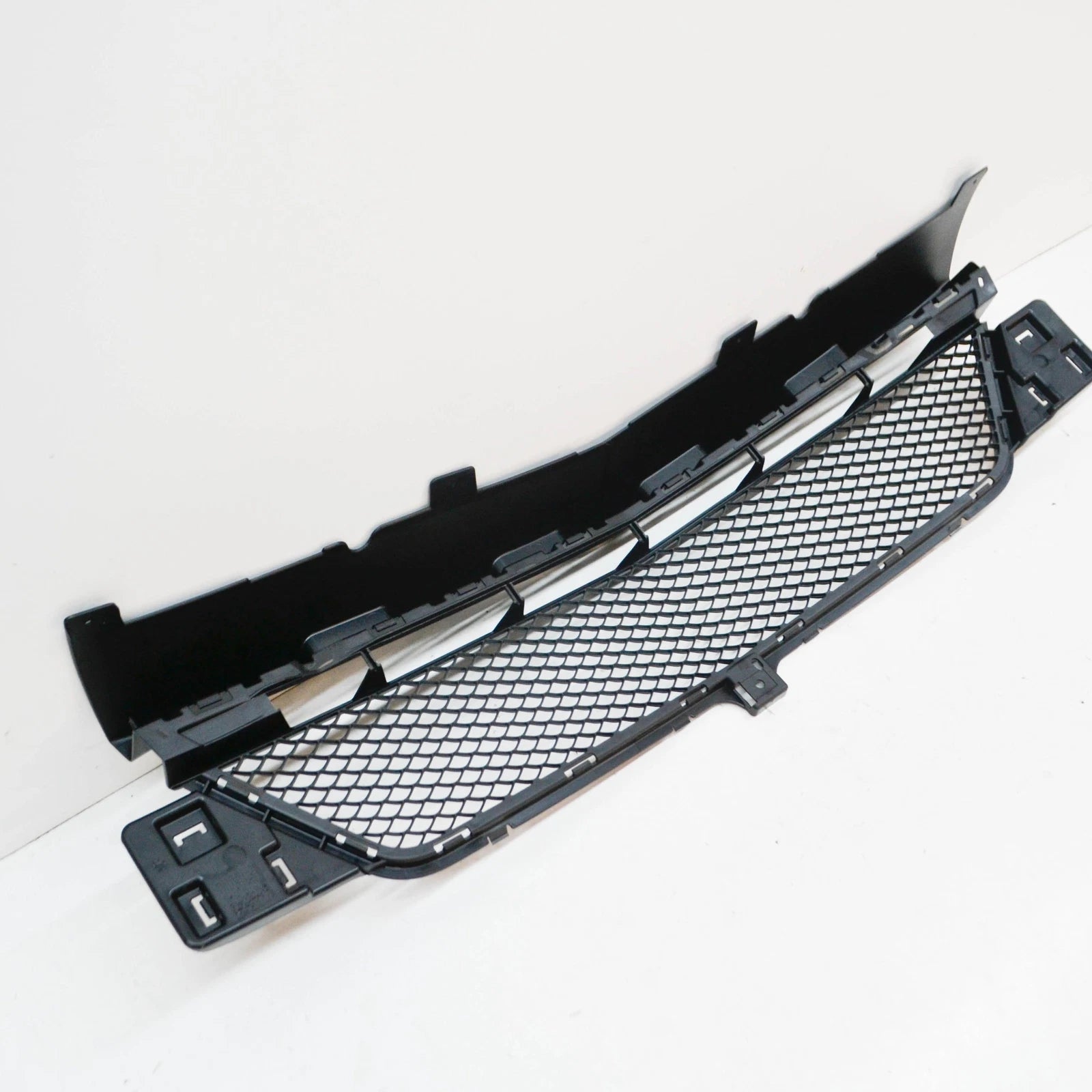 NEW MB A-CLASS W176 FRONT BUMPER CENTER LOWER GRILLE A1768850922 2014 ORIGINAL