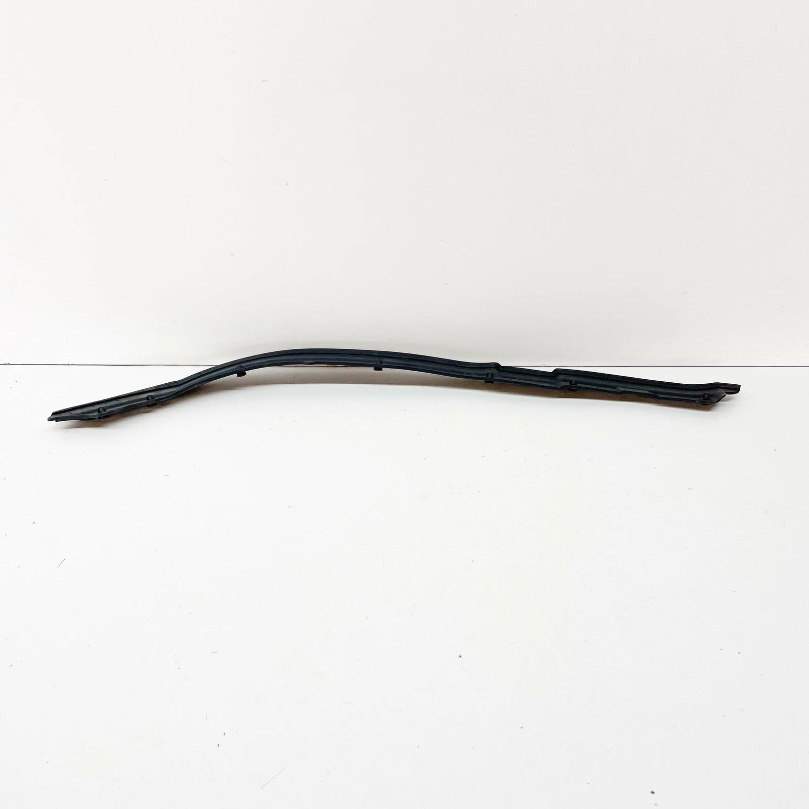 NEW MERCEDES-BENZ C W203 FRONT RIGHT DOOR SEALING FRAME A2037201678