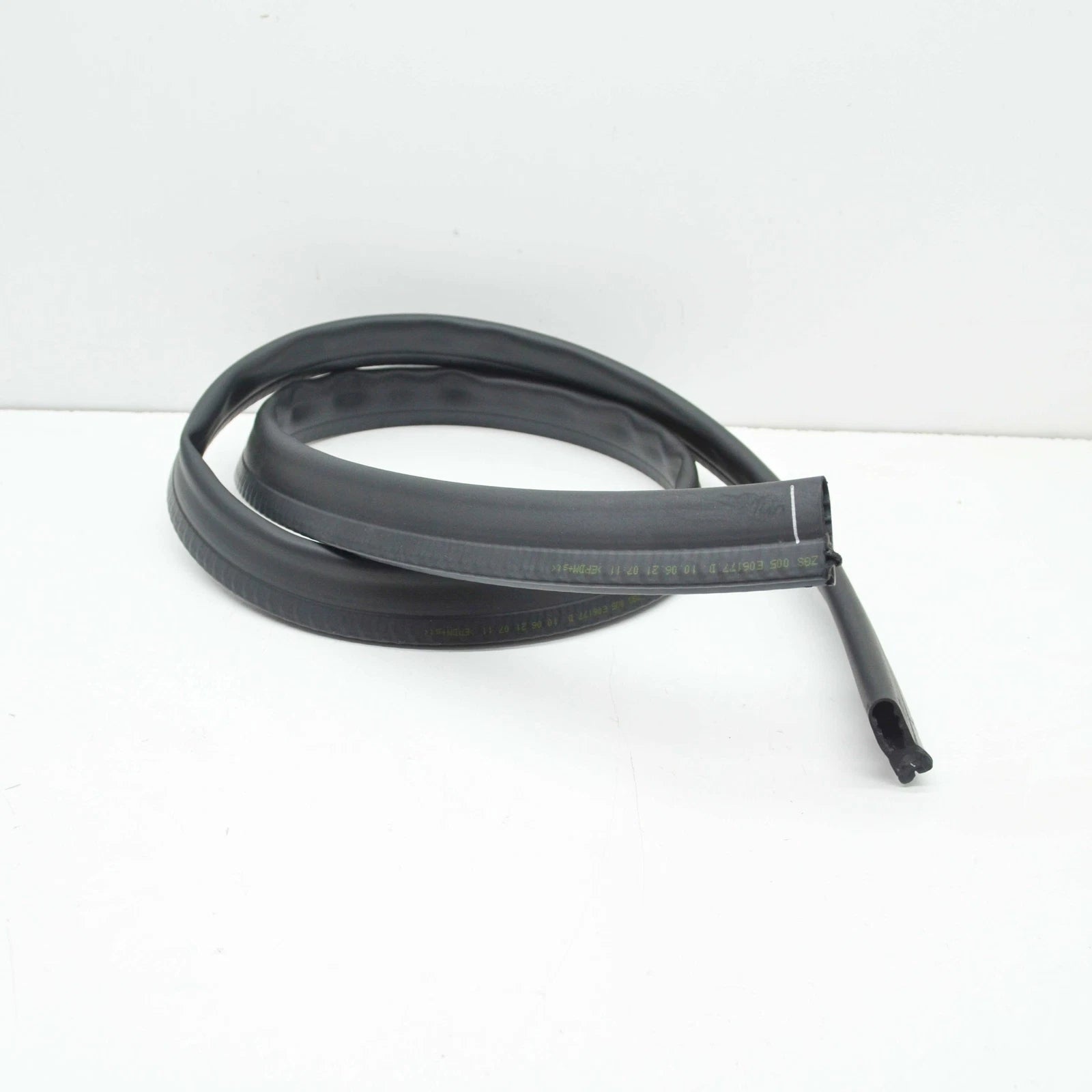 NEW MERCEDES-BENZ E W213 ENGINE BONNET HOOD RUBBER SEAL A2138870098