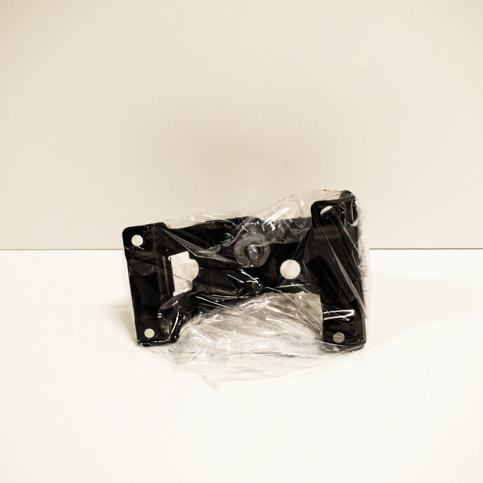 NEW BMW X6 E71 RIGHT SIDE UPPER SECTION HOOD LOCK 51237164802