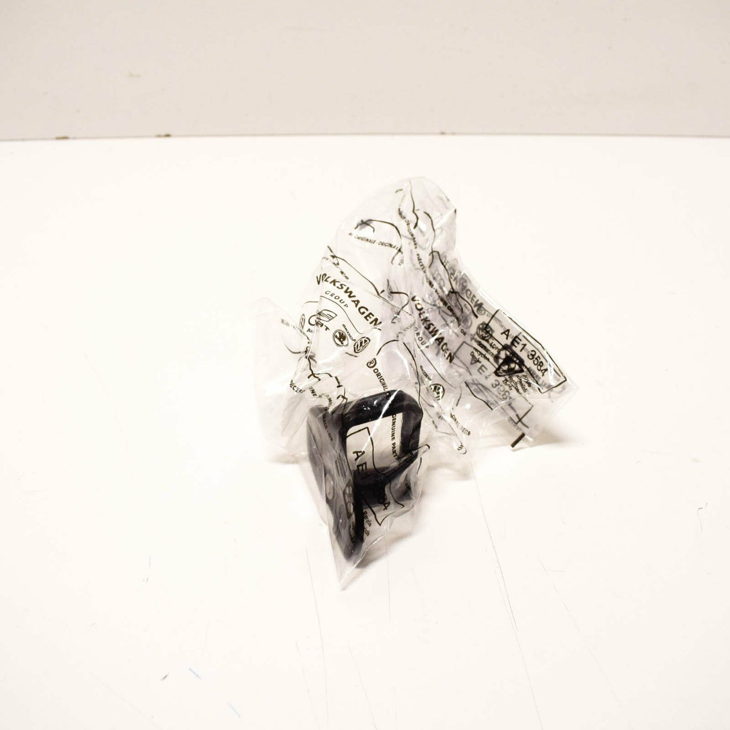 NEW VOLKSWAGEN TOUAREG 7L REAR LID LOWER STRIKER PLATE 7H0827512B ORIGINAL