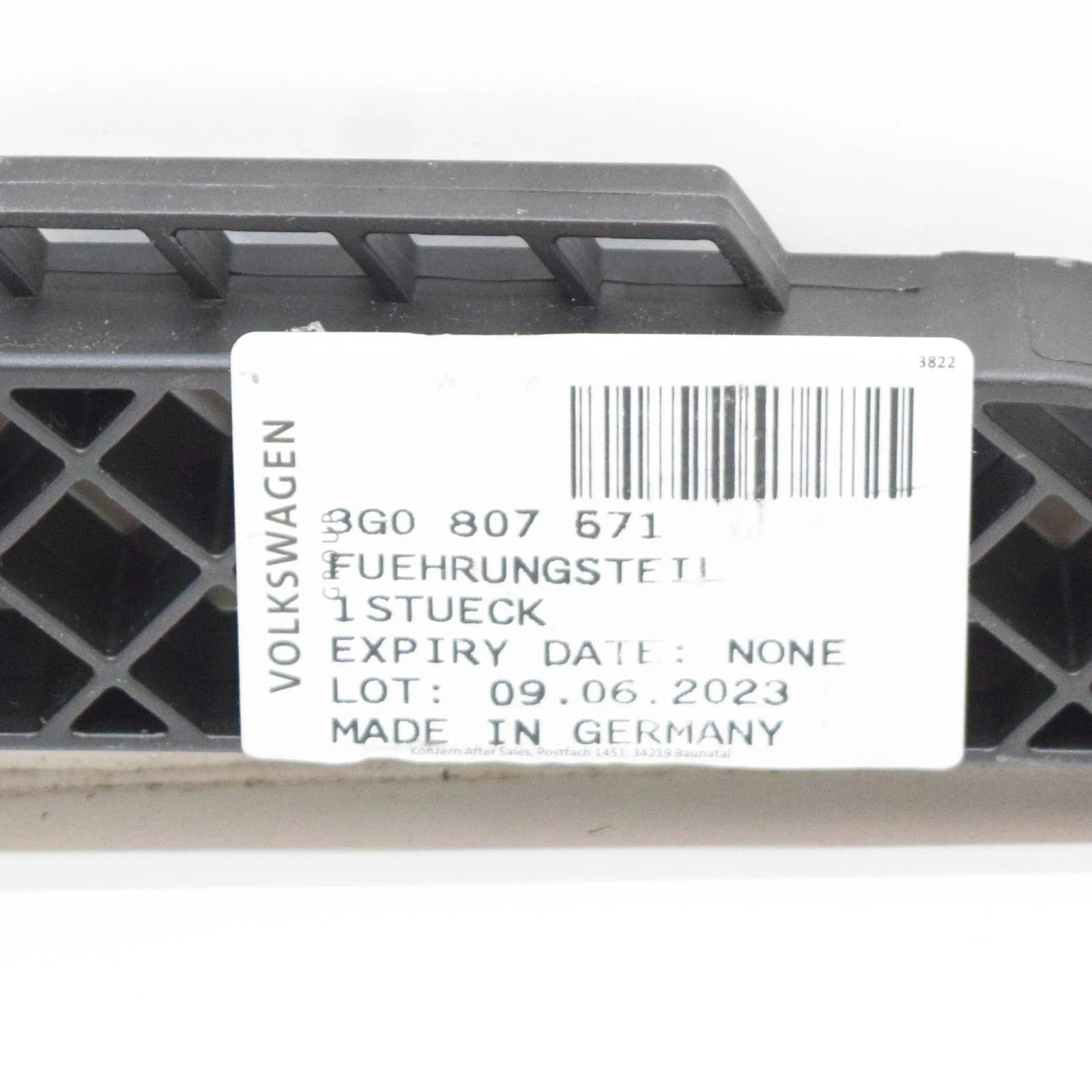 NEW VOLKSWAGEN PASSAT B8 FRONT BUMPER CENTER BRACKET 3G0807571 ORIGINAL