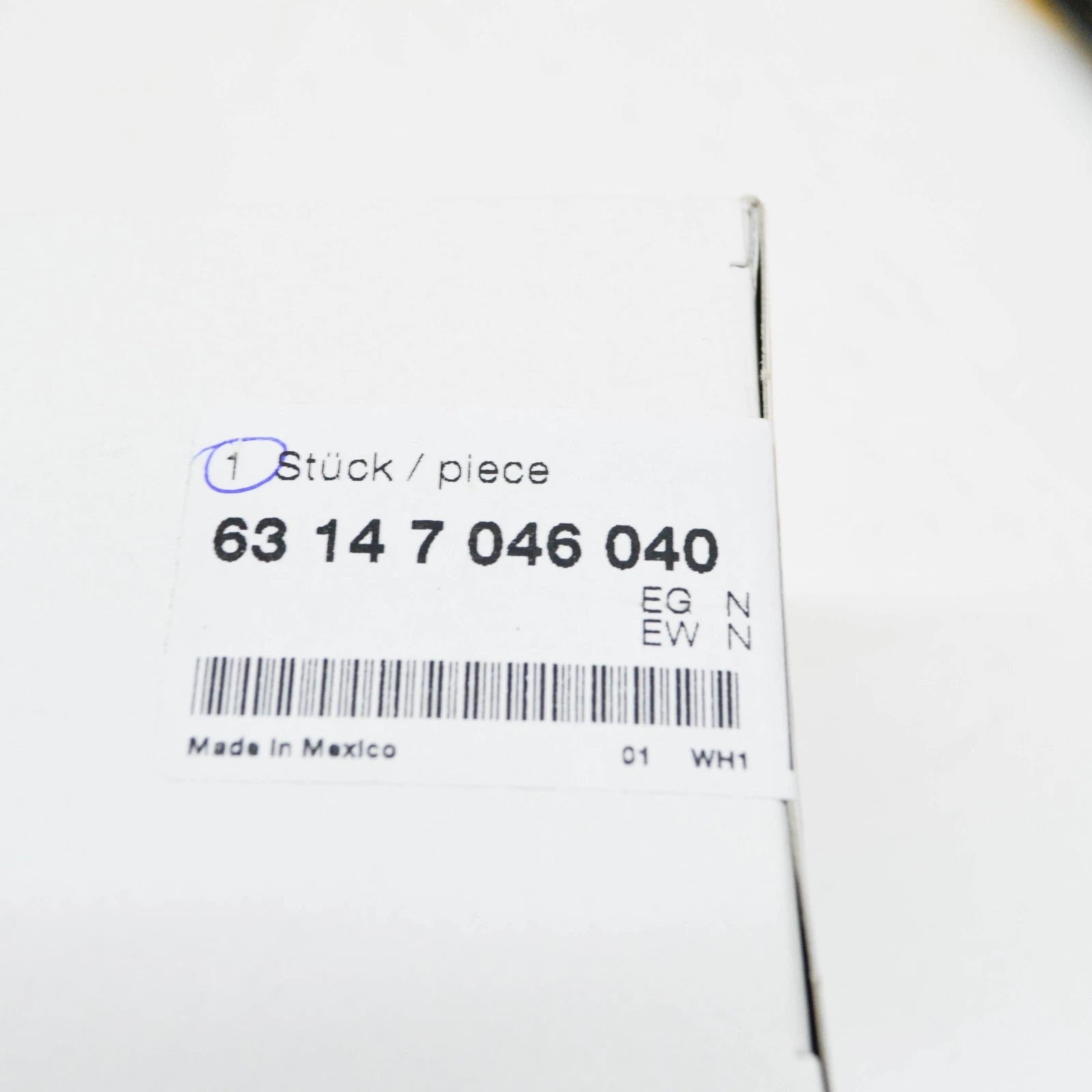 NEW BMW Z4 E85 REAR BUMPER RIGHT REFLECTOR 63147046040 ORIGINAL