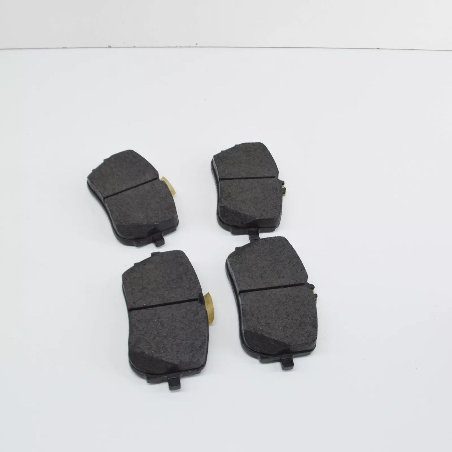 NEW MERCEDES-BENZ GLB X247 FRONT WHEEL BRAKE PAD SET A0004205303 ORIGINAL